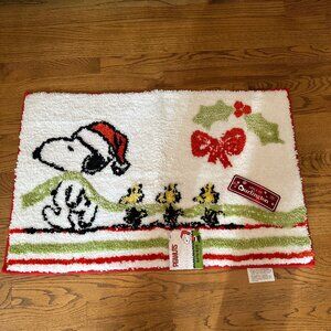 NWT Peanuts Snoopy w/Woodstocks Holly, Bow, HOLIDAY Bath/Kitchen Plush Mat/Rug